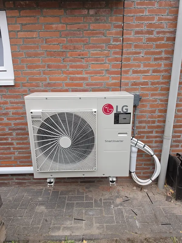 LG Smart Inverter airco-buitenunit geplaatst door Fleurke Installatie