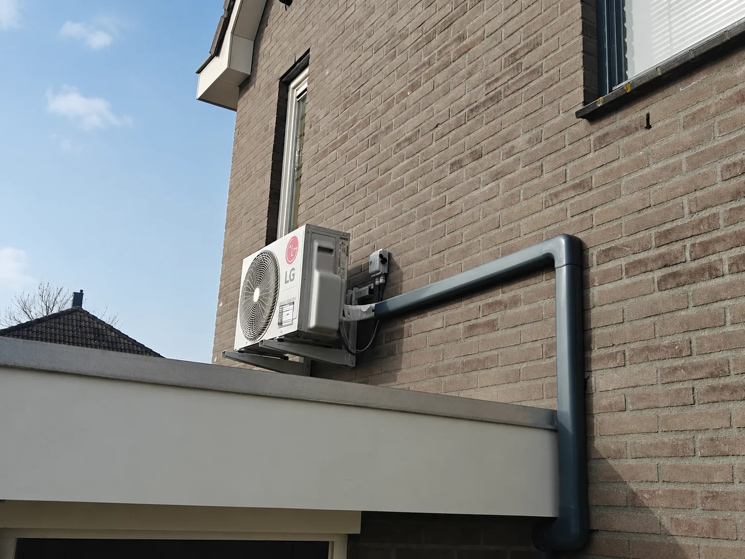 Airco-buitenunit geplaatst door Fleurke Installatie